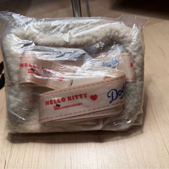 World Series Champion Dodgers💙 HelloKitty belt bag/crossbody New in sealed bag - Picture 5 of 8